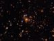 Hubble-Aufnahme von Quasaren, die dem Gravitationslinseneffekt unterliegen. (Credits: ESA, NASA, K. Sharon (Tel Aviv University) and E. Ofek (Caltech))