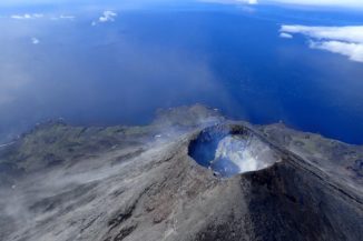 Der Gipfel des Cleveland-Vulkans auf den Aleuten in Alaska. In dem Krater ist ein Lavadom erkennbar. (Credit: Photo is by Cindy Werner, courtesy of Alaska Volcano Observatory)