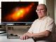Alllen Lawrence, der Erstautor der neuen Studie über den Doppelkern der Galaxie NGC 4490 (im Hintergrund). (Credits: Photo by Christopher Gannon)