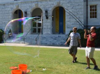 Justin Burton (links) und Stephen Frazier (rechts) von der Emory University experimentieren mit Riesenseifenblasen. (Credits: Emory University)