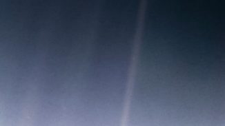 Aktualisierte Version des berühmten Voyager-Bildes Pale Blue Dot. (Credit: NASA / JPL-Caltech)