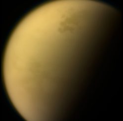 Cassini-Aufnahme des Saturnmondes Titan in sichtbaren Wellenlängen. (Credit: NASA / JPL-Caltech / Space Science Institute)