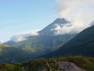 Der südamerikanische Vulkan Tungurahua, aufgenommen am 28. November 2004. (Credit: Wikipedia / Martin Zeise, Berlin / CC-BY-SA 3.0)