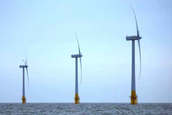 Offshore-Windkraftanlagen vor Great Yarmouth (England). (Credit: Wikipedia / Rob Faulkner / CC-BY-SA 2.0)