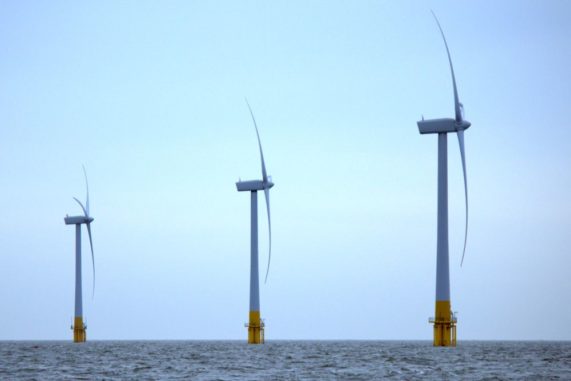 Offshore-Windkraftanlagen vor Great Yarmouth (England). (Credit: Wikipedia / Rob Faulkner / CC-BY-SA 2.0) Offshore-Windkraftanlagen vor Great Yarmouth (England). (Credit: Wikipedia / Rob Faulkner / CC-BY-SA 2.0)