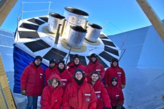 Mitglieder der BICEP Collaboration genießen einen antarktischen Sommertag vor dem neuen BICEP Array Telescope am Südpol. (Credits: Clem Pryke)