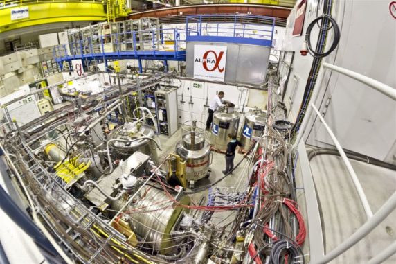 Das ALPHA-Experiment in der Halle des Antiproton Decelerator am CERN. (Credit: Image: CERN) Das ALPHA-Experiment in der Halle des Antiproton Decelerator am CERN. (Credit: Image: CERN)