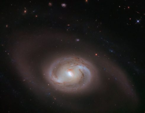 Hubble-Aufnahme der Spiralgalaxie NGC 2273. (Credit: ESA / Hubble & NASA, J. Greene) Hubble-Aufnahme der Spiralgalaxie NGC 2273. (Credit: ESA / Hubble & NASA, J. Greene)