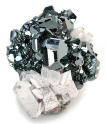 Hämatit als Beispiel für ein antiferromagnetisches Material. (Credits: Rob Lavinsky, iRocks.com – CC-BY-SA-3.0)