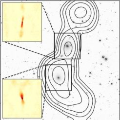 Die Radioquelle 3C402. Der Graustufenhintergrund ist ein optisches Bild der Region. Die kleinen Bilder sind neue Radiobilder von VLASS. (Credits: VLASS; Lacy et al. 2020)