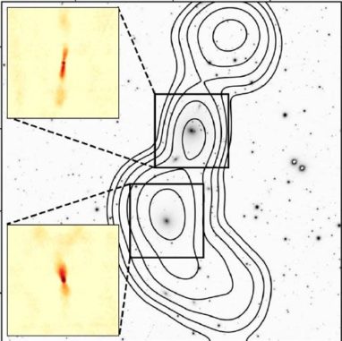 Die Radioquelle 3C402. Der Graustufenhintergrund ist ein optisches Bild der Region. Die kleinen Bilder sind neue Radiobilder von VLASS. (Credits: VLASS; Lacy et al. 2020) Die Radioquelle 3C402. Der Graustufenhintergrund ist ein optisches Bild der Region. Die kleinen Bilder sind neue Radiobilder von VLASS. (Credits: VLASS; Lacy et al. 2020)