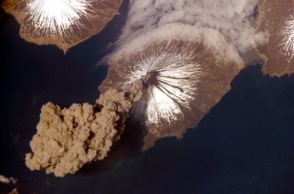 Ausbruch des Cleveland auf den Aleuten. (Credits: NASA / Jeffrey Williams) Ausbruch des Cleveland auf den Aleuten. (Credits: NASA / Jeffrey Williams)