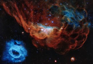 Hubble-Aufnahme der Nebelstrukturen NGC 2014 (rot) und NGC 2020 (blau) in einer ausgedehnten Sternentstehungsregion in der Großen Magellanschen Wolke. (Credits: NASA, ESA and STScI)