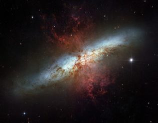 Hubble-Aufnahme der Starburst-Galaxie M82. (Credits: NASA, ESA and the Hubble Heritage Team; STScI / AURA)