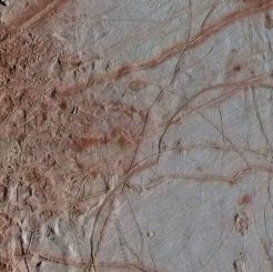 Die hier gezeigten Strukturen auf dem Jupitermond Europa hängen vermutlich mit Brüchen der Kruste aufgrund Jupiters Gravitationsfeld zusammen. (Credits: NASA / JPL-Caltech / SETI Institute)