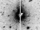 Spitzer-Aufnahme des schlafenden Kometen Don Quixote und einer diffusen, länglichen Struktur um das Objekt. (Credits: NASA / IRAC / Spitzer, Mommert et al. 2014)