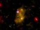 Ein Kompositbild einer Lyman-Alpha-Galaxie. Gelb markiert die Lyman-Alpha-Emission von Wasserstoff, Weiß zeigt die Galaxie, Rot die Infrarotansicht und Blau die Röntgenemissionen. (Credits: X-ray (NASA / CXC / Durham Univ. / D. Alexander et al.); Optical (NASA / ESA / STScI / IoA / S. Chapman et al.); Lyman-alpha Optical (NAOJ / Subaru / Tohoku Univ. / T. Hayashino et al.); Infrared (NASA / JPL-Caltech / Durham Univ. / J. Geach et al.))