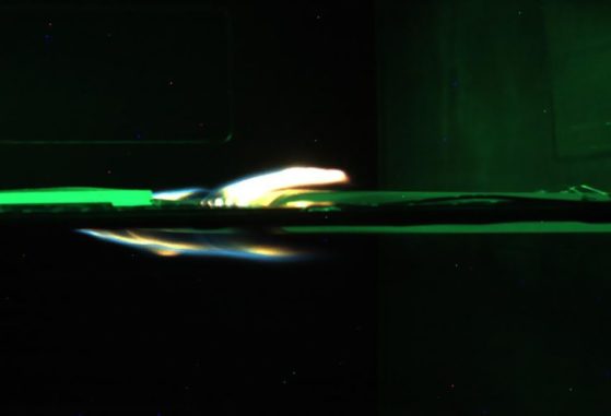 Kantenansicht einer Flamme des Saffire-Experiments auf einem Stück Plexiglas-Material mit einem Zentimeter Dicke. (Credits: NASA)