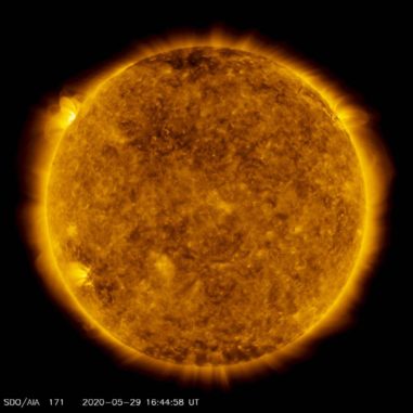 Auf dieser Aufnahme des Solar Dynamics Observatory (SDO) ist oben links eine Sonneneruption zu erkennen, die von einer neuen Sonnenfleckengruppe ausgelöst wurde. (Credits: NASA / Solar Dynamics Observatory / Joy Ng)