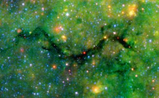 Eine Falschfarbenaufnahme der infrarotdunklen Wolke namens "The Snake", basierend auf Daten der IRAC-Kamera. (Credits: NASA, JPL-Caltech / S. Carey (SSC / Caltech))