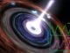 Künstlerische Darstellung eines supermassiven Schwarzen Lochs. Rechts ist das Signal abgebildet. (Credit: Dr. Chichuan Jin and NASA / Goddard Space Flight Center Conceptual Image Lab)