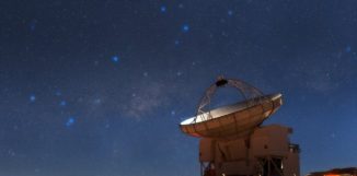 Das Atacama Pathfinder Experiment (APEX) Teleskop der Europäischen Südsternwarte in Chile. (Credits: ESO / B. Tafreshi (twanight.org))