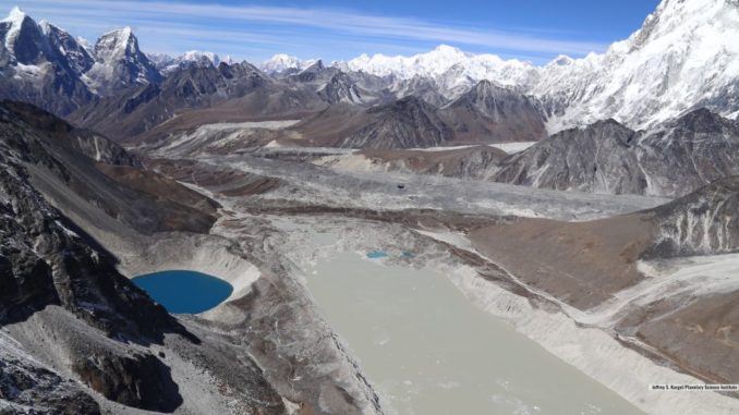 Der Gletschersee Imja nahe des Mount Everest im Himalaya wuchs seit 1990 auf das Dreifache seiner damaligen Länge an. (Credits: Planetary Science Institute / Jeffrey S. Kargel)