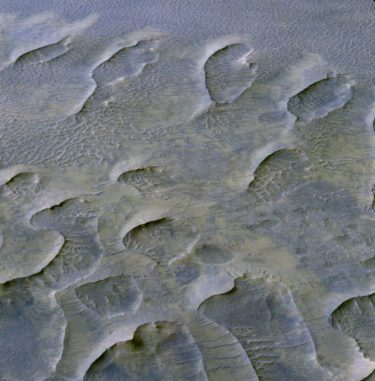 Vom Wind gestaltete Dünenfelder in der Melas Chasma Region auf dem Mars, aufgenommen mit der HiRISE-Kamera an Bord des Mars Reconnaissance Orbiter. (Credits: NASA / JPL / University of Arizona)