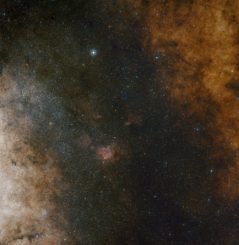 Weitfeldansicht des Zentrums unserer Milchstraßen-Galaxie in sichtbaren Wellenlängen. (Credit: ESO and Digitized Sky Survey 2. Acknowledgment: Davide De Martin and S. Guisard)