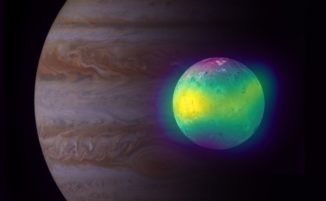 Kompositbild von Jupiters Mond Io in Radiowellenlängen (ALMA) und sichtbaren Wellenlängen (Voyager 1 und Galileo). Gelbe Farbtöne zeigen Schwefeldioxidfahnen an. Im Hintergrund ist Jupiter zu sehen (Cassini). (Credit: ALMA (ESO / NAOJ / NRAO), I. de Pater et al.; NRAO / AUI NSF, S. Dagnello; NASA / JPL / Space Science Institute)