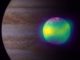 Kompositbild von Jupiters Mond Io in Radiowellenlängen (ALMA) und sichtbaren Wellenlängen (Voyager 1 und Galileo). Gelbe Farbtöne zeigen Schwefeldioxidfahnen an. Im Hintergrund ist Jupiter zu sehen (Cassini). (Credit: ALMA (ESO / NAOJ / NRAO), I. de Pater et al.; NRAO / AUI NSF, S. Dagnello; NASA / JPL / Space Science Institute)