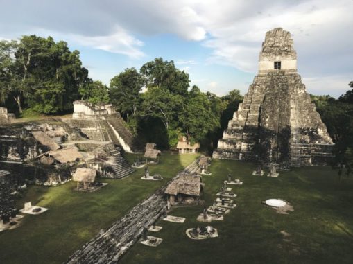 Ein Teil der antiken Maya-Stadt Tikal. (Image Credit: Photo: Jimmy Baum / Wikimedia Commons)