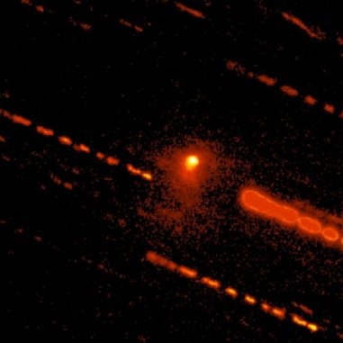 Dieses Bild des Large Monolithic Imager am 4,3-Meter Discovery Channel Telescope zeigt das Objekt C/2014 OG392 (PANSTARRS) mit seiner ausgeprägten Koma. Die Striche sind Spuren der Sterne, hervorgerufen durch die lange Belichtungszeit von 7700 Sekunden. (Credits: Lowell Observatory, Colin Chandler)