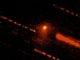 Dieses Bild des Large Monolithic Imager am 4,3-Meter Discovery Channel Telescope zeigt das Objekt C/2014 OG392 (PANSTARRS) mit seiner ausgeprägten Koma. Die Striche sind Spuren der Sterne, hervorgerufen durch die lange Belichtungszeit von 7700 Sekunden. (Credits: Lowell Observatory, Colin Chandler)