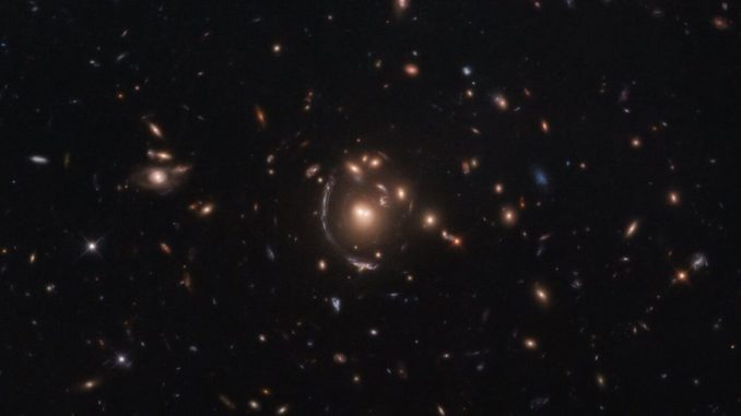 Hubble-Aufnahme der Galaxie LRG-3-817 und des Galaxienhaufens, der den Gravitationslinseneffekt an dieser Galaxie verursacht. (Credits: ESA / Hubble & NASA, S. Allam et al.)