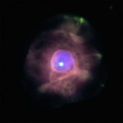 Der planetarische Nebel IC 4593, basierend auf Daten der Weltraumteleskope Chandra (Violett) und Hubble (Pink und Grün). (Credits: X-ray: NASA / CXC / UNAM / J. Toalá et al.; Optical: NASA / STScI)