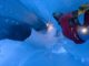 Matt Covington klettert in eine Gletschermühle des Eisschildes auf Grönland. (Credits: Photo by Jason Gulley)