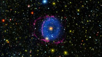 Der Blue Ring Nebula besteht aus zwei expandierenden Gaswolken, die von einer stellaren Verschmelzung in den Weltraum katapultiert wurden. (Credits: NASA / JPL-Caltech / M. Seibert (Carnegie Institution for Science) / K. Hoadley (Caltech) / GALEX Team)