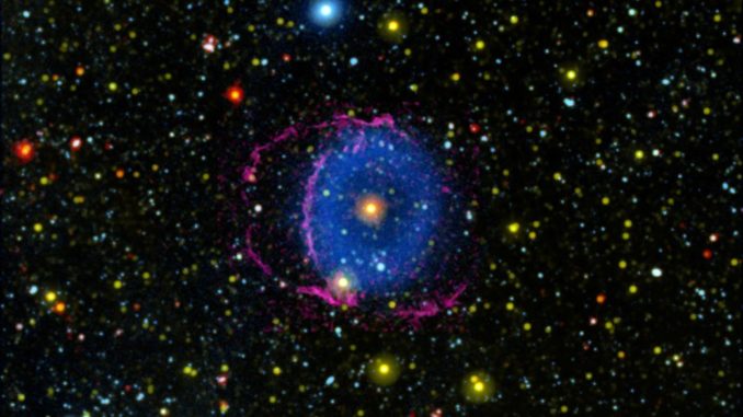 Der Blue Ring Nebula besteht aus zwei expandierenden Gaswolken, die von einer stellaren Verschmelzung in den Weltraum katapultiert wurden. (Credits: NASA / JPL-Caltech / M. Seibert (Carnegie Institution for Science) / K. Hoadley (Caltech) / GALEX Team) Der Blue Ring Nebula besteht aus zwei expandierenden Gaswolken, die von einer stellaren Verschmelzung in den Weltraum katapultiert wurden. (Credits: NASA / JPL-Caltech / M. Seibert (Carnegie Institution for Science) / K. Hoadley (Caltech) / GALEX Team)