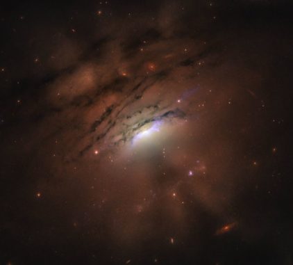 Licht- und Schattenspiele in der Galaxie IC 5063, aufgenommen vom Weltraumteleskop Hubble. (Credit: NASA, ESA, and W.P. Maksym (CfA))