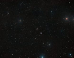 Dieses Bild zeigt den Himmel um die ultraschwachen Galaxien NGC 1052-DF4 und NGC 1052-DF2. Es basiert auf Daten des Digitized Sky Survey 2. NGC 1052-DF2 ist auf diesem Bild praktisch nicht erkennbar. (Credits: ESA / Hubble, NASA, Digitized Sky Survey 2; Acknowledgement: Davide de Martin)