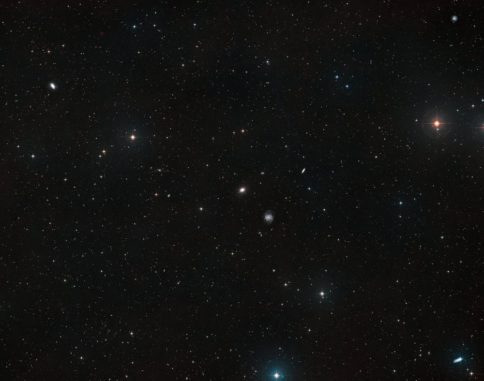 Dieses Bild zeigt den Himmel um die ultraschwachen Galaxien NGC 1052-DF4 und NGC 1052-DF2. Es basiert auf Daten des Digitized Sky Survey 2. NGC 1052-DF2 ist auf diesem Bild praktisch nicht erkennbar. (Credits: ESA / Hubble, NASA, Digitized Sky Survey 2; Acknowledgement: Davide de Martin) Dieses Bild zeigt den Himmel um die ultraschwachen Galaxien NGC 1052-DF4 und NGC 1052-DF2. Es basiert auf Daten des Digitized Sky Survey 2. NGC 1052-DF2 ist auf diesem Bild praktisch nicht erkennbar. (Credits: ESA / Hubble, NASA, Digitized Sky Survey 2; Acknowledgement: Davide de Martin)
