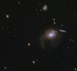 Die Galaxie SDSS J225506.80+005839.9, aufgenommen vom Weltraumteleskop Hubble. (Credits: ESA / Hubble & NASA, A. Zabludoff)