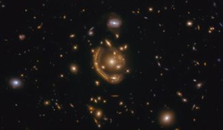 Die Galaxie GAL-CLUS-022058s ist ein Musterbeispiel für den Gravitationslinseneffekt. (Credits: ESA / Hubble & NASA, S. Jha; Acknowledgement: L. Shatz)