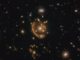 Die Galaxie GAL-CLUS-022058s ist ein Musterbeispiel für den Gravitationslinseneffekt. (Credits: ESA / Hubble & NASA, S. Jha; Acknowledgement: L. Shatz)