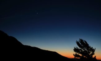 Saturn (oben) und Jupiter (unten) kurz nach Sonnenuntergang, fotografiert am 13. Dezember 2020 im Shenandoah National Park in Virginia. (Credits: NASA / Bill Ingalls)