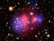 Kompositbild eines Galaxienhaufens, der aus der Kollision zweier großer Galaxienhaufen hervorging. Heißes röntgenemittierendes Gas ist pink dargestellt, Dunkle Materie (abgeleitet anhand ihrer Gravitation) in Blau. (Credits: X-ray: NASA / CXC / CfA / M.Markevitch et al.; Optical: NASA / STScI; Magellan / U.Arizona / D.Clowe et al.; Lensing Map: NASA / STScI; ESO WFI; Magellan / U.Arizona / D.Clowe et al.)
