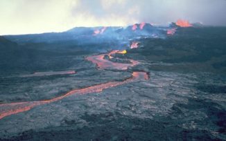 Lavaströme am Mauna Loa während einer Eruption im Jahr 1984. (Credits: Photo by R.W. Decker / USGS)