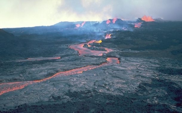 Lavaströme am Mauna Loa während einer Eruption im Jahr 1984. (Credits: Photo by R.W. Decker / USGS) Lavaströme am Mauna Loa während einer Eruption im Jahr 1984. (Credits: Photo by R.W. Decker / USGS)
