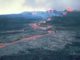 Lavaströme am Mauna Loa während einer Eruption im Jahr 1984. (Credits: Photo by R.W. Decker / USGS)